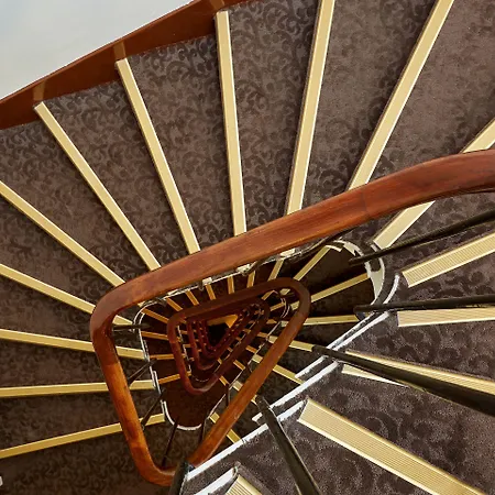 Austin's Arts Et Metiers Hotel